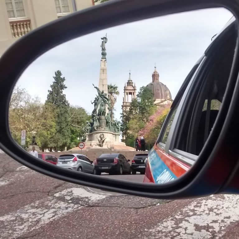 Perfil no Instagram registra cenas do cotidiano no retrovisor de táxi, na capital gaúcha
